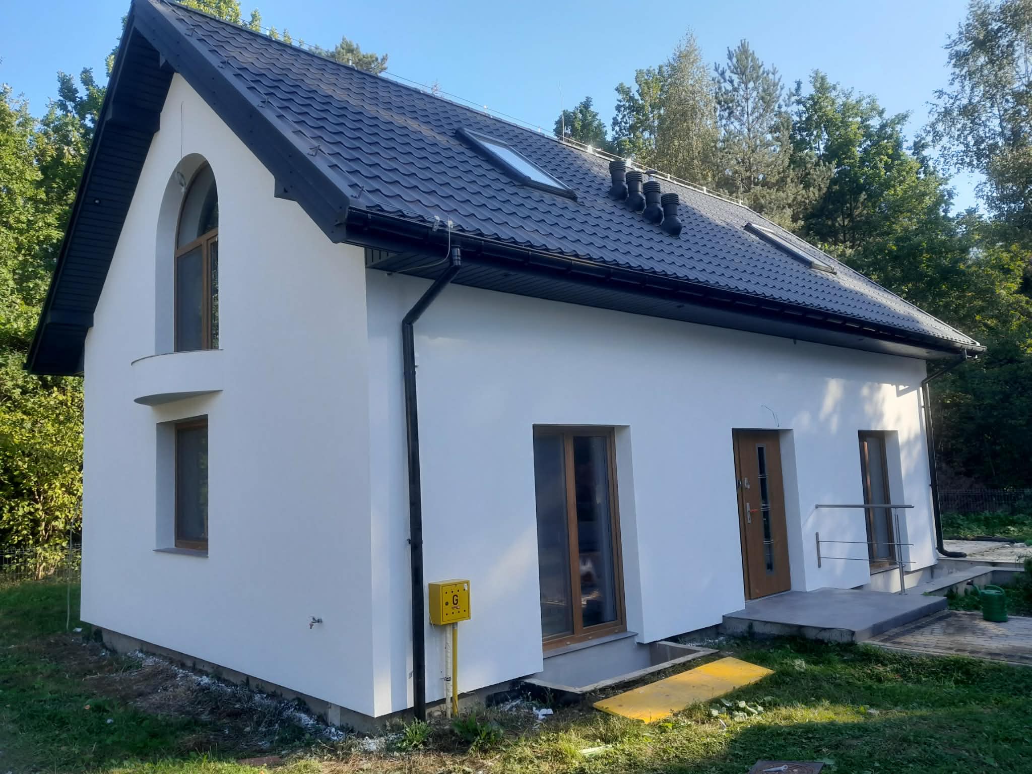 Wykończony dom jednorodzinny — elewacja i ocieplenie wykonane przez Lech-Bud