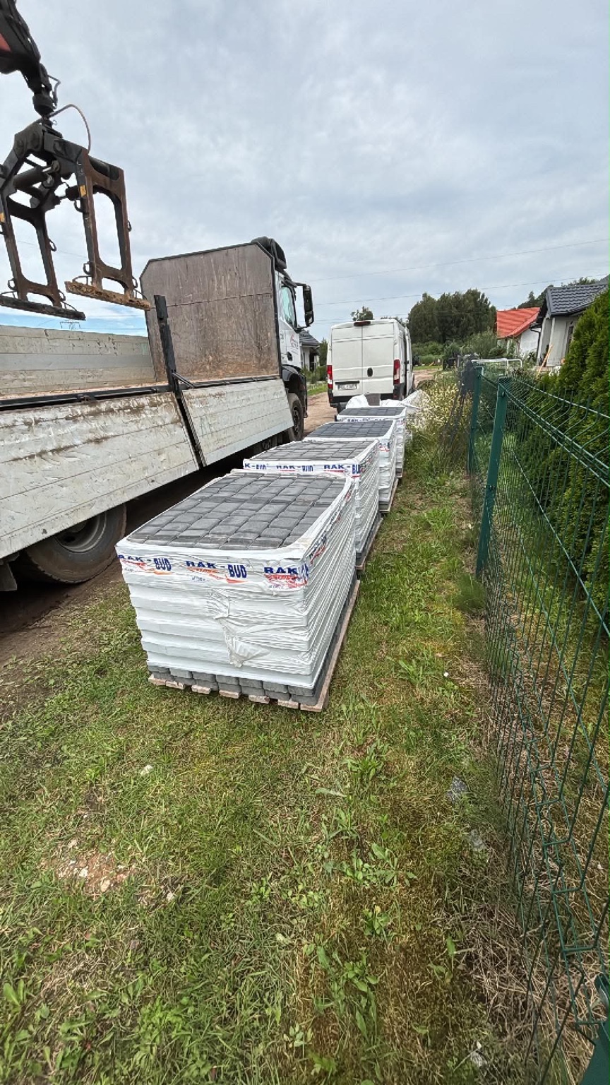 Załadunek i rozładunek palet kostki brukowej