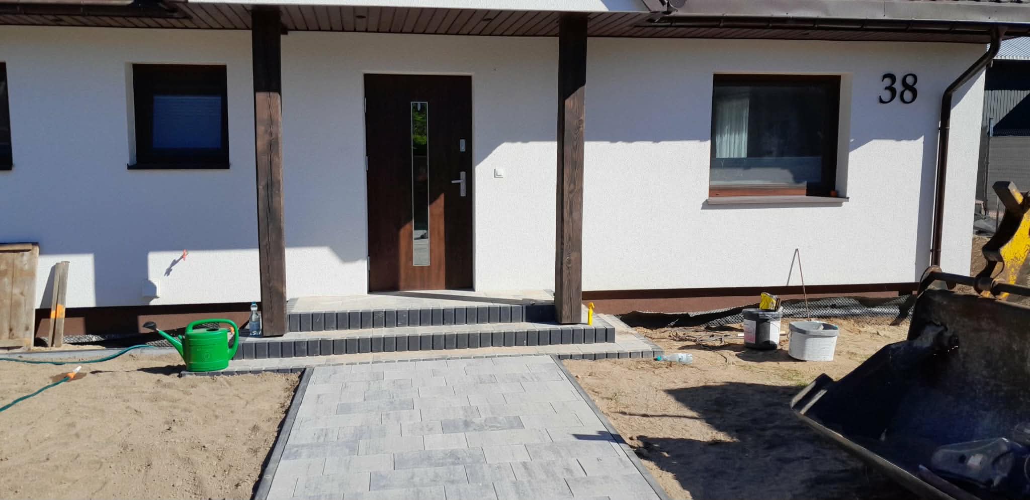 Nawierzchnia z kostki brukowej ułożona wokół domu