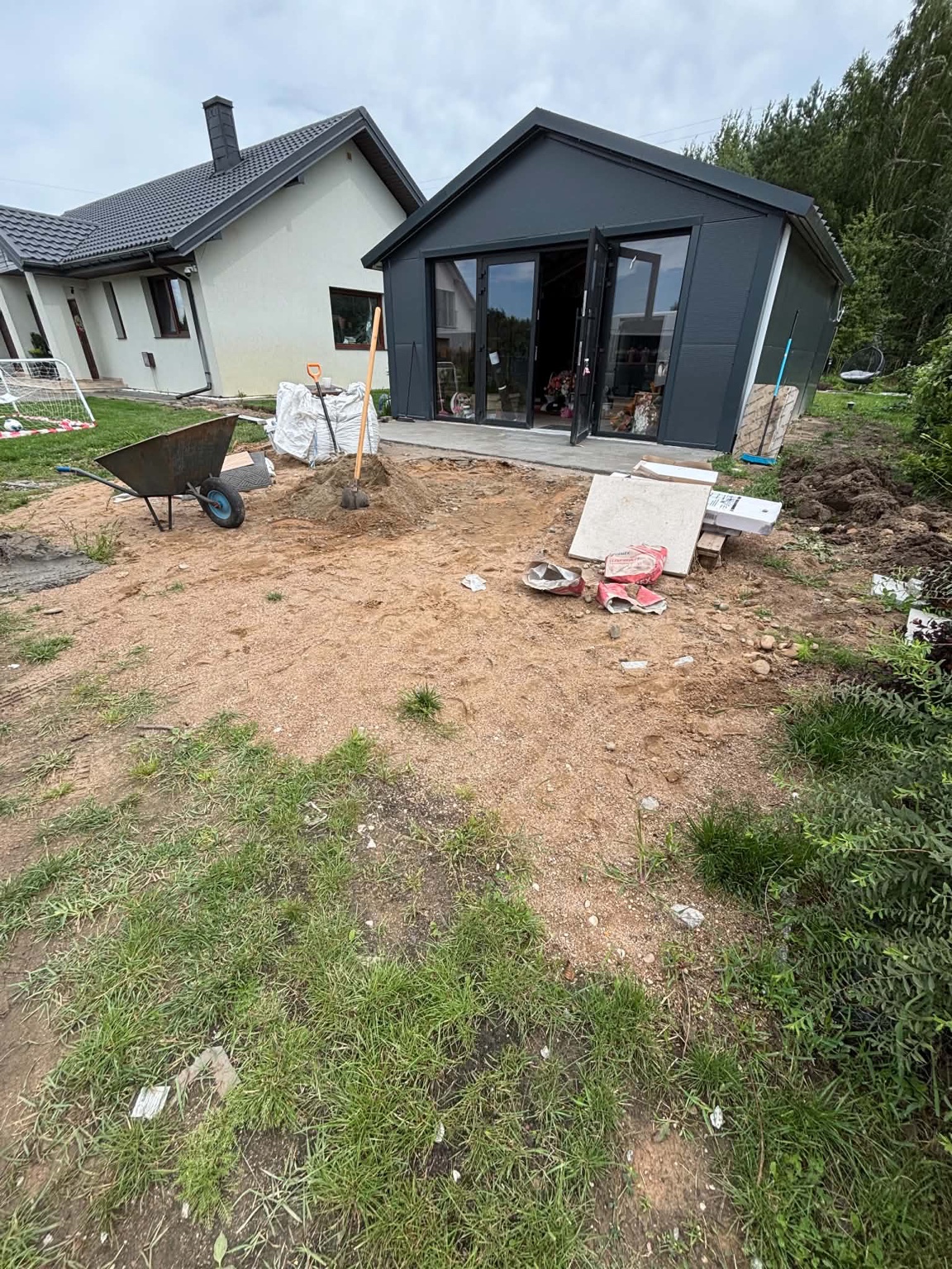 Przygotowanie terenu pod kostkę brukową przy nowym domu