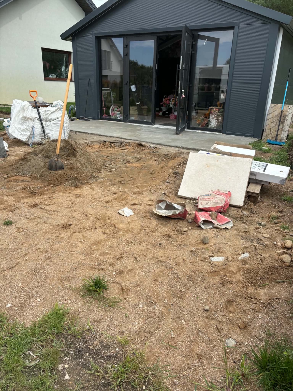 Przygotowanie terenu pod kostkę przy budynku